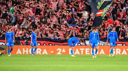 Los jugadores del Atlético de Madrid tras encajar gol ante el Athletic que les condenó a la derrota la pasada jornada de LaLiga