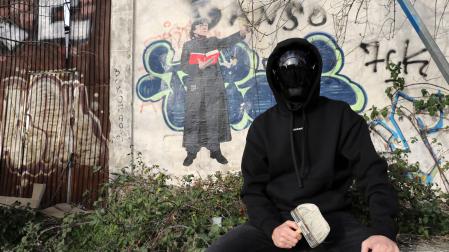 El artista urbano LKN, junto a su primer mural, dedicado a Enrique Martín Monreal
