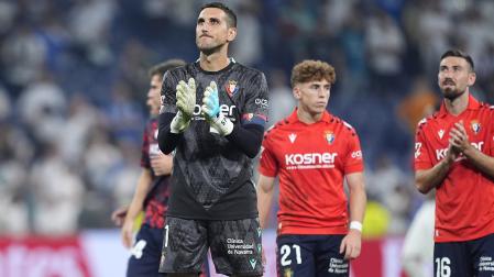 Sergio Herrera saluda a los aficionados desplazados a Madrid en el primer partido de la temporada, en el Santiago Bernabéu