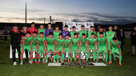 Los jugadores de Osasuna posan con el trofeo de subcampeón del Torneo Villa de Cabanillas tras caer en penaltis en la final contra el Zaragoza