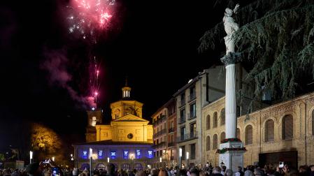 Fuegos artificiales en el encendido de luces de Navidad de la parroquia de San Lorenzo, este 8 de diciembre.