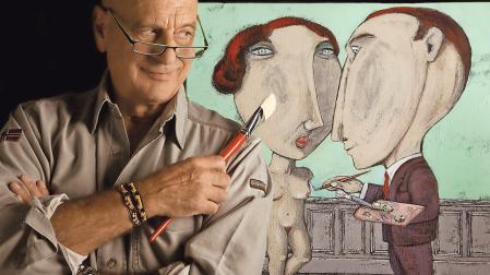 Carlos Ciganda, retratado ante una de sus obras