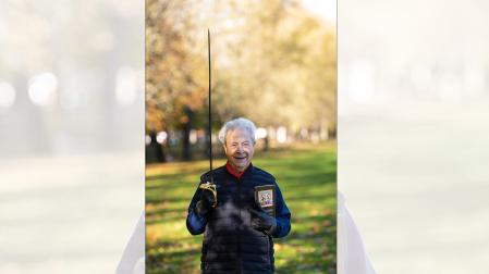 Pedro Lozano Bartolozzi, fotografiado en la Ciudadela con un sable  que le ha prestado el Teatro Gayarre