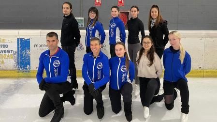 Grupo Adultos Avanzado de patinaje sobre hielo. Arriba, Daniel Flamarique , Rebeca Monasterio , Zuriñe Esparza ,Marta Álvarez e Idoia Molina. Abajo- Alberto Casas, Mario Alberga, Silvia Pérez y Aleksandra Galka