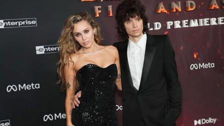 Miley Cyrus y su novio Maxx Morando, en el estreno de la película 'Avatar 3'