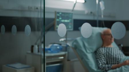 Un hombre, ingresado en un hospital