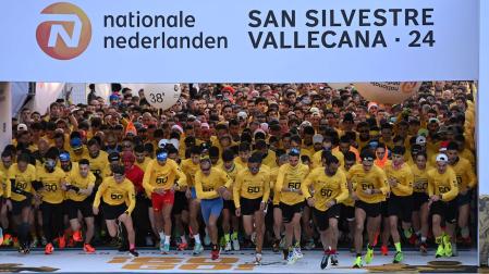 Cientos de personas en la salida de la carrera San Silvestre Vallecana 2024.