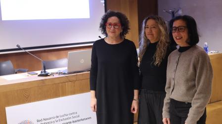 Desde la izda.: Mª Carmen Maeztu (consejera), Virginia Castillo (Red de Lucha contra la Pobreza) y Bea Remiro (agencia de comunicación EnComunicación)