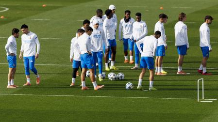 Los jugadores del Real Madrid durante al entrenamiento previo a su partido de Liga de Campeones contra Manchester City