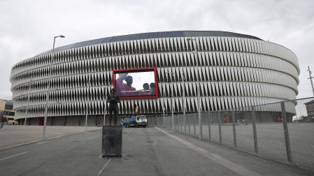 Colocación de vallas de seguridad rodeando el perímetro donde los seguidores del PSG entrarán al campo de San Mamés