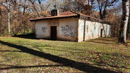 Imagen de la ermita de San Pedro, con las pintadas aparecidas.