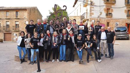 Los asistentes a la visita durante su parada en la plaza de San Martín de Unx.