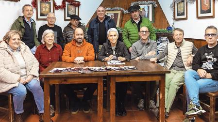 Representantes de la Asociación de Amigos del Olentzero y Ecologistas en Acción, en la presentació