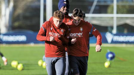 Víctor Muñoz y Aimar Oroz, con Boyomo por detrás, en la sesión de recuperación de ayer. Hubo buen ambiente tras la victor