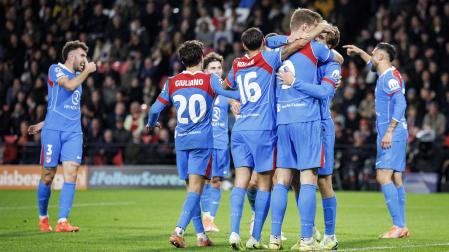 Los futbolistas del Atlético de Madrid celebran uno de los goles contra el PSV