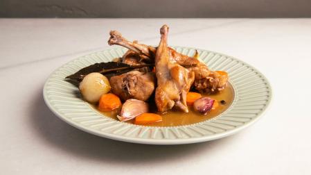 Un plato de carne de conejo en escabeche