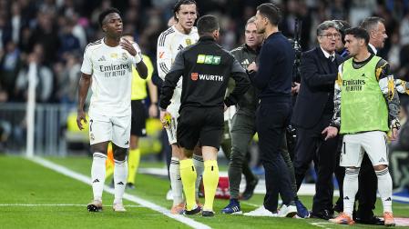 Alvaro Carreras protesta tras ser expulsado contra el Celta con Vinicius y Xabi Alonso a su lado