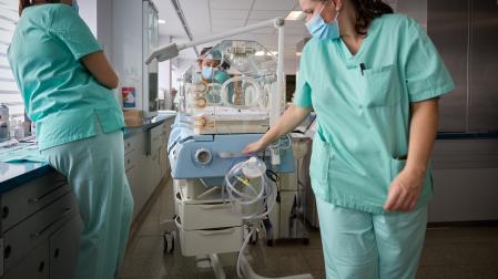 Personal sanitario en la Unidad de Neonatología del Hospital Universitario de Navarra.