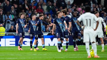 Los jugadores del Celta celebran uno de los tantos de Williot Swedberg en el Santiago Bernabéu