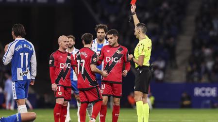 El colegiado expulsa a Unai López durante el pasado Espanyol-Rayo Vallecano