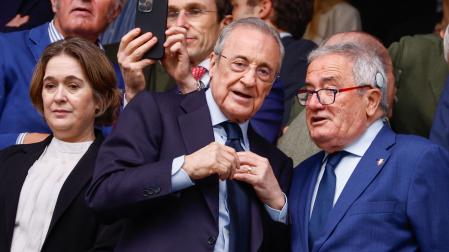 El presidente del Real Madrid Florentino Pérez, y Luis Sabalza, presidente de Osasuna, en el palco del Bernabéu