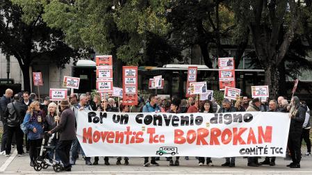Representantes de diferentes sindicatos en una de las concentraciones de protesta organizadas ante la sede de la Mancomunidad