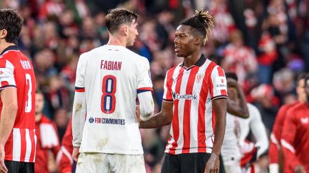 El jugador español del París Saint-Germain, Fabian Ruiz (i) y el del Athletic Club, Nico Williams, a la finalización del partido de Liga de Campeones que Athletic Club y Paris Saint-Germain