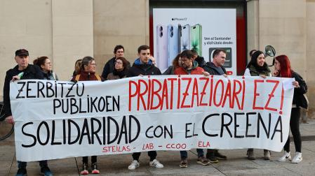 Sindicatos de Educación protestan ante el Palacio de Navarra para defender el carácter público del CREENA.