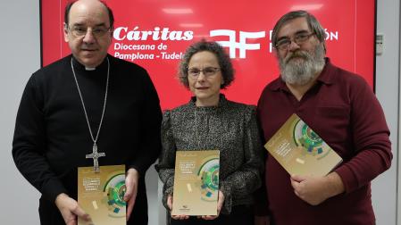 Desde la izda.: el arzobispo y presidente de Cáritas Diocesana de Pamplona y Tudela, Florencio Roselló; Maite Quintana, directora de la entidad; y Pedro Fuentes, investigador del equipo de estudios de Cáritas Española