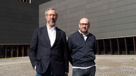 Desde la izquierda, Alberto Cañada y Julio Mazarico, actual responsable de programación de Filmoteca de Navarra y próximo responsable de la entidad