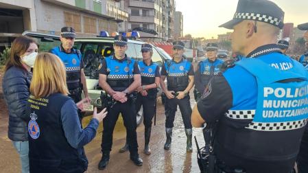 49 componentes de Policía Municipal se desplazaron a Paiporta de forma voluntaria a la zona del desastre tras la DANA