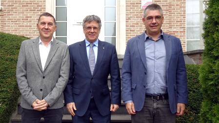 El secretario general de EH Bildu, Arnaldo Otegi (i), y el secretario de Relaciones Políticas de esta formación, Gorka Elejabarrieta (d), se han reunido este jueves en Waterloo (Bélgica) con el presidente de Junts, Carles Puigdemont (c)