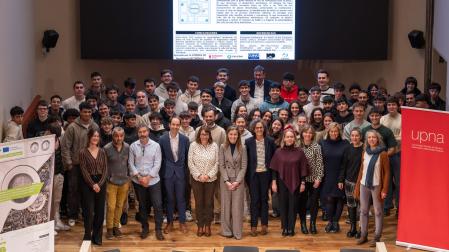 Foto de grupo de los participantes en el primer Hackathon de ecodiseño en electrónica