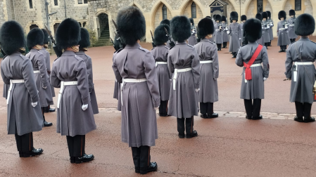 La Guardia del Rey en plena formación, durante el cambio de guardia en el castillo de Windsor