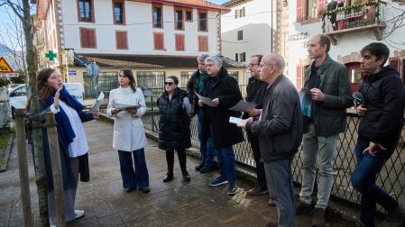 La vicepresidenta Begoña Alfaro junto a vecinos de Elizondo.