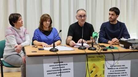 El equipo directivo del CREENA que ha dimitido: Isabel Soto, Laura Barcos, Ander Domblás y Carlos Ukar, en la rueda de prensa.