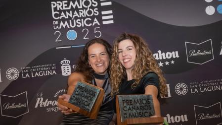 La cantautora Julia Rodríguez, a la izquierda, junto a la navarra Maite Artajo