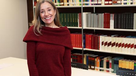 Ana Clara Villanueva Latorre posa sonriente en la sede del Consejo de Navarra