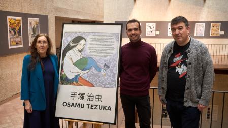 Blanca Oria, Iñigo Gómez Eguíluz (Ayuntamiento de Pamplona) y Santi Leoné (vicedirector de la Escuela de idiomas)