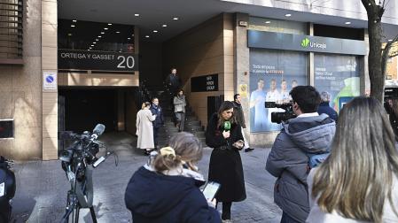Los periodistas, este jueves 11 de diciembre durante el registro de la UCO en la sede de energías renovables Forestalia, en Madrid.