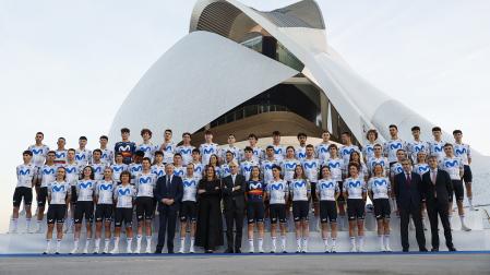 Los 56 ciclistas de los tres equipos del Movistar se presentaron ayer en el Palau de Les Arts de Valencia acompañados por diferentes autoridades