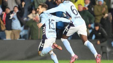 Bryan Zaragoza celebra a la carrera y junto a Ilayx Moriba el 1-0 del Celta