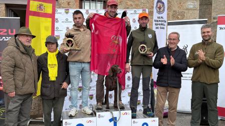 César Bayo, en lo alto del podium como ganador del Campeonato de España de caza menor con perro, junto al segundo y tercer clasificado y las autoridades asistentes
