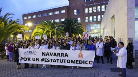 Decenas de médicos se han concentrado en la puerta del Centro de Especialidades Príncipe de Viana