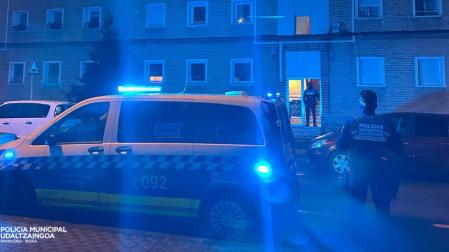 Dispositivo policial en la calle Larrasoaña de la Txantrea, este jueves