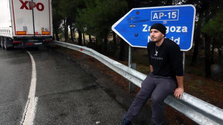 Manuel Checa, transportista jienense de 29 años, descansa en el área de servicio de Valtierra tras dos semanas al volante por carreteras europeas.