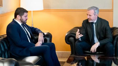 El portavoz de Vox en las Cortes de Aragón, Alejandro Nolasco (i), se ha reunido con el presidente del Gobierno de Aragón, Jorge Azcón, este viernes, para intentar desbloquear la negociación presupuestaria sin éxito