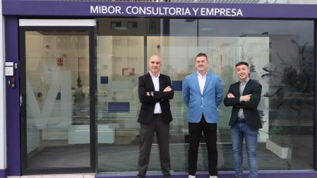 De izquierda a derecha, Óscar Villanueva Esarte, Socio-director de MIBOR Asesores; Oskar Arregui Azpíroz, Socio-director de MIBOR Asociados; y Ángel Otero Gea, Consultor fiscal y financiero de MIBOR Asociados