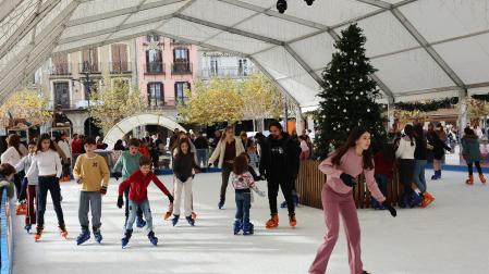 Personas de todas las edades se animan a patinar en la pista de hielo de la plaza del Castillo