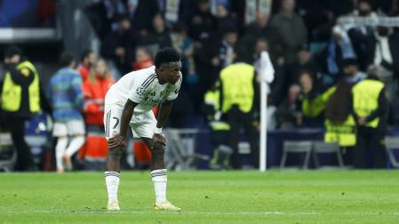 El delantero brasileño del Real Madrid, Vinicius Junior, exhausto tras el choque de Champions del pasado miércoles contra el Manchester City en el Santiago bernabéu